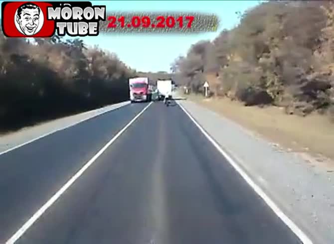 Video :Russia - a biker is killed beneath a truck's wheels (PUBLIC WARNED)